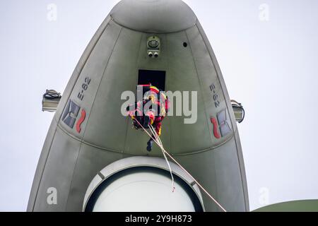 Höhenretter der Berufsfeuerwehr Gelsenkirchen üben das Abseilen von einer Windturbine aus einer Höhe von 110 Metern nach der Rettung Stockfoto