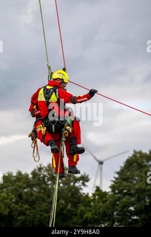 Höhenretter der Berufsfeuerwehr Gelsenkirchen üben das Abseilen von einer Windturbine aus einer Höhe von 110 Metern nach der Rettung Stockfoto