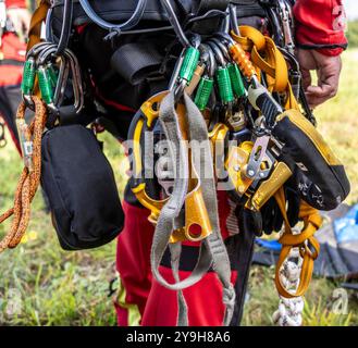 Ausrüstung der Höhenretter der Berufsfeuerwehr Gelsenkirchen, die das Abseilen von einer Windkraftanlage aus einer Höhe von 110 m üben Stockfoto