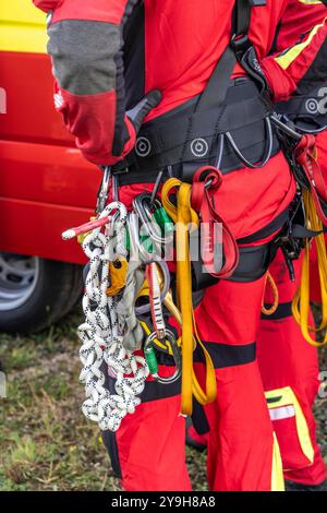 Ausrüstung der Höhenretter der Berufsfeuerwehr Gelsenkirchen, die das Abseilen von einer Windkraftanlage aus einer Höhe von 110 m üben Stockfoto