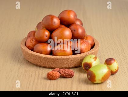 Reife Jujube Ziziphus jujujuba Früchte, rote Datteln, indische Datteln oder chinesische Datteln Stillleben Natur Morte Stockfoto