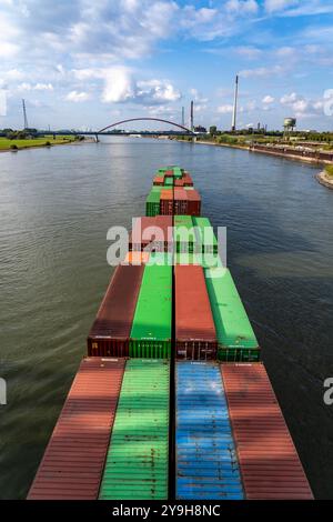 Das mit Containern beladene niederländische Frachtschiff Vrido auf dem Rhein bei Duisburg flussabwärts hinter der sogenannten Solidaritätsbrücke über den Rhein, Stockfoto