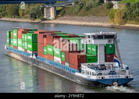 Das mit Containern beladene niederländische Frachtschiff Vrido auf dem Rhein bei Duisburg stromabwärts, NRW, Deutschland Stockfoto