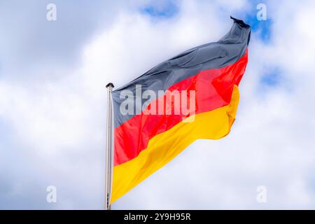 Die deutsche Flagge schwenkt Stockfoto