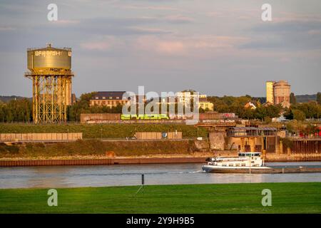 Der Rheinpark in Duisburg-Hochfeld, ehemaliges Industriegebiet, Stahlindustrie, 60 ha, groß, mit 1,4 km Uferpromenade, Gastronomie, Skater Park, Lo Stockfoto