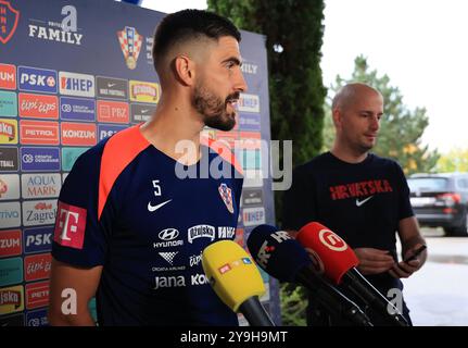 Zagreb, Kroatien. Oktober 2024. Martin Erlic von Kroatien spricht während einer Pressekonferenz der kroatischen Nationalmannschaft am 10. Oktober 2024 in Zagreb. Foto: Marko Prpic/PIXSELL Credit: Pixsell/Alamy Live News Stockfoto