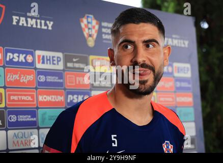 Zagreb, Kroatien. Oktober 2024. Martin Erlic von Kroatien spricht während einer Pressekonferenz der kroatischen Nationalmannschaft am 10. Oktober 2024 in Zagreb. Foto: Marko Prpic/PIXSELL Credit: Pixsell/Alamy Live News Stockfoto