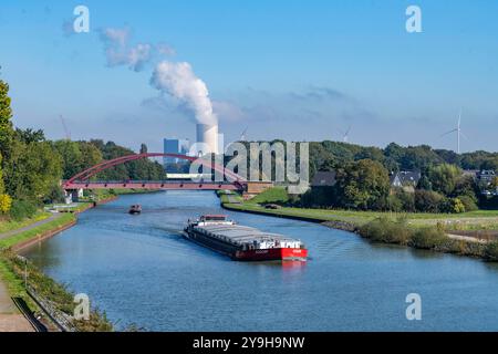 Frachtschiff auf dem Rhein-Herne-Kanal, am Wasserkreuz der Emscher, Brücke der Wartburgstraße, hinten das UNIPER Kohlekraftwerk Datteln 4, Castrop-Rauxel, NRW, Deutschland, Rhein-Herne-Kanal *** Frachtschiff auf dem Rhein-Herne-Kanal, am Wasserkreuz der Emscher, Brücke der Wartburgstraße, hinter dem UNIPER Kohlekraftwerk Datteln 4, Castrop Rauxel, NRW, Deutschland, Rhein-Herne-Kanal Stockfoto