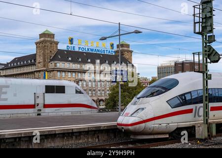 Hauptbahnhof Essen, ICE Züge auf den Gleisen, im Hintergrund der Handelshof, Innenstadt von Essen, NRW, Deutschland, HBF Essen *** Hauptbahnhof Essen, ICE-Züge auf den Gleisen, im Hintergrund der Handelshof, Stadtzentrum von Essen, NRW, Deutschland, Essen Hauptbahnhof Stockfoto