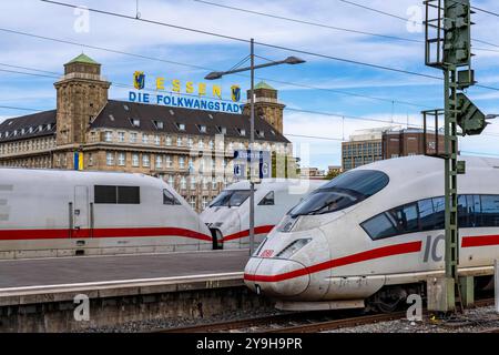 Hauptbahnhof Essen, ICE Züge auf den Gleisen, im Hintergrund der Handelshof, Innenstadt von Essen, NRW, Deutschland, HBF Essen *** Hauptbahnhof Essen, ICE-Züge auf den Gleisen, im Hintergrund der Handelshof, Stadtzentrum von Essen, NRW, Deutschland, Essen Hauptbahnhof Stockfoto