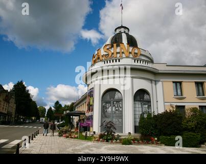 Blick auf das berühmte Kasino in Bagnoles de l'Orne, Normandie, Frankreich, Europa Stockfoto