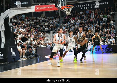 Villeurbanne, Frankreich. Oktober 2024. Marco Belinelli von Segafredo Virtus Bologna während des Basketballspiels der Turkish Airlines EuroLeague zwischen LDLC ASVEL und Virtus Segafredo Bologna am 10. Oktober 2024 in der Astroballe in Villeurbanne, Frankreich - Foto Cyril Lestage/DPPI Credit: DPPI Media/Alamy Live News Stockfoto