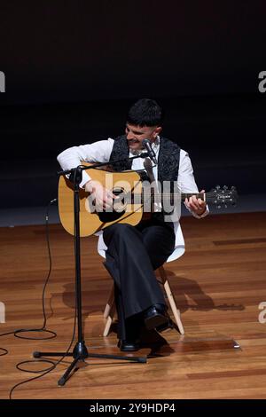 Madrid, Spanien. Oktober 2024. Rodrigo Cuevas nimmt am 10. Oktober 2024 an der Verleihung des Nationalen Kulturpreises 2022-2023 im Reina Sofia Museum in Madrid Teil. Quelle: Album/Alamy Live News Stockfoto