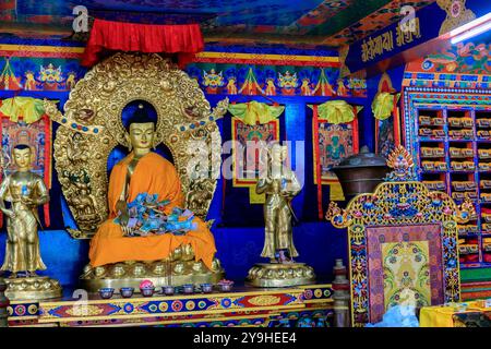 Buddhistische Tempelstatuen und Dekoration in Nepal. Traditionelle nepalesische Buddhismus-Religion, im Inneren des Tempels mit farbenfrohen Ornamenten, Gemälden Stockfoto