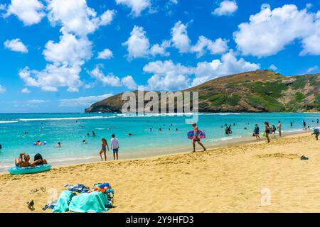 HANAUMA BAY, HAWAII - AUG. 23, 2023: Strandbesucher in der Hanauma Bay in Oahu, Hawaii, genießen Schnorcheln und den Sandstrand. Ein ehemaliger Vulkankrater, Th Stockfoto