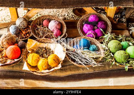 Display of natural ingredients for deying balls of alpaca wool, Peru Stockfoto