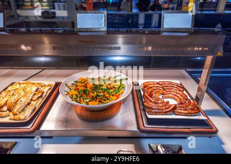 Gegrillte Würstchen, geröstetes Gemüse und gegrilltes Huhn werden am Büfett im Restaurant serviert. Curacao. Stockfoto