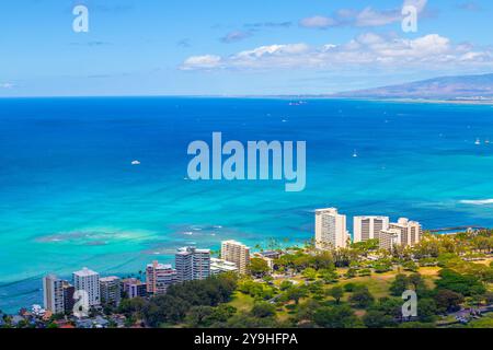 Gebäude und Häuser an der Küste von Waikiki mit Blick auf den Pazifik in Oahu, Hawaii. Blick von oben auf den beliebten Diamond Head Vulkan Stockfoto