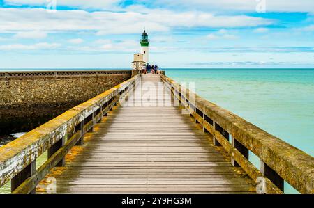 Le Treport, beeindruckender Blick auf den berühmten grünen weißen Leuchtturm am Ende des hölzernen Piers mit Blick auf den Atlantik, Normandie, Northe Stockfoto