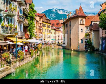 Atemberaubende Aussicht auf das mittelalterliche Dorf Annecy mit farbenfrohen Häusern, die sich im smaragdgrünen Wasser der Kanäle spiegeln, die das historische Zentrum Hau durchqueren Stockfoto