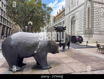 10. Oktober 2024, Frankfurt am Main, Frankfurt am Main, Deutschland: Die Bären- und Bullenstatuen außerhalb der Deutschen Börse AG in Frankfurt Main, Deutschland (Kreditbild: © Armando Babani/ZUMA Press Wire) NUR REDAKTIONELLE VERWENDUNG! Nicht für kommerzielle ZWECKE! Stockfoto