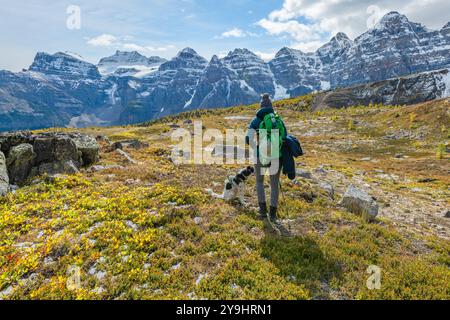 Unglaubliche Herbstausblicke auf das Larch Valley und den malerischen Sentinal Pass im September mit leuchtend gelben Bäumen und einer Frau, die eine Person wandert Stockfoto