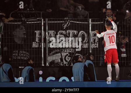 Köln, Deutschland. Oktober 2024. Fußball: Lukas Podolskis Abschiedsspiel um 1. FC Köln, Lukas Podolski feiert mit den Fans. Quelle: Federico Gambarini/dpa/Alamy Live News Stockfoto