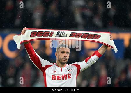 Köln, Deutschland. Oktober 2024. Fußball: Lukas Podolskis Abschiedsspiel um 1. FC Köln, Lukas Podolski feiert mit den Fans. Quelle: Federico Gambarini/dpa/Alamy Live News Stockfoto