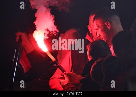 Köln, Deutschland. Oktober 2024. Fußball: Lukas Podolskis Abschiedsspiel um 1. FC Köln, Lukas Podolski feiert mit den Fans. Quelle: Federico Gambarini/dpa/Alamy Live News Stockfoto