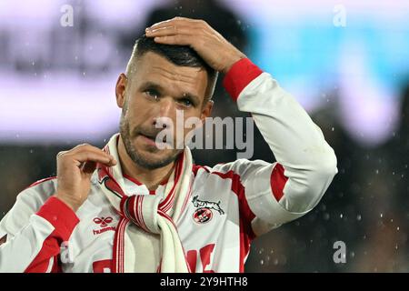 Köln, Deutschland. Oktober 2024. Fußball: Lukas Podolskis Abschiedsspiel um 1. FC Köln, Lukas Podolski feiert mit den Fans. Quelle: Federico Gambarini/dpa/Alamy Live News Stockfoto