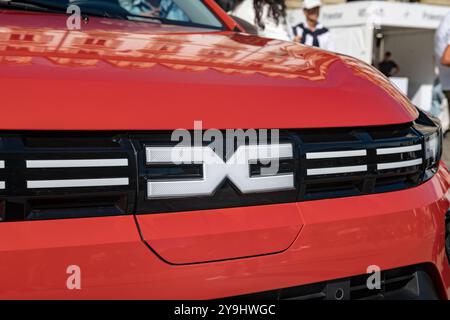 Die Marke dacia, die zur renoult-Gruppe gehört, entwickelt den Automobilhersteller unter Berücksichtigung von Komfort, Sicherheit und Funktionalität und schafft solide und schöne Autos Stockfoto