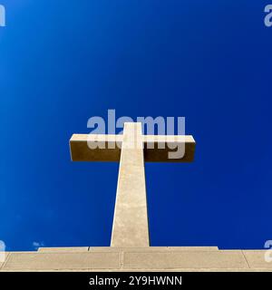 Ein großes Steinkreuz auf dem Hügel Srđ, nicht weit von der Seilbahnstation entfernt, vor einem leuchtend blauen Himmel. Dubrovnik, Kroatien Stockfoto