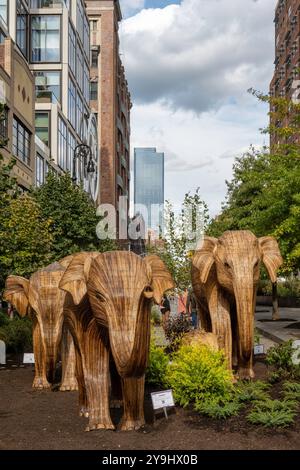 Die große Ausstellung der Elefantenwanderung zeigt lebensgroße Elefanten aus invasivem Unkraut, die auf der ganzen Welt Naturschutzprojekte zeigen, 2024, NYC, USA Stockfoto