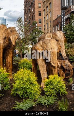 Die große Ausstellung der Elefantenwanderung zeigt lebensgroße Elefanten aus invasivem Unkraut, die auf der ganzen Welt Naturschutzprojekte zeigen, 2024, NYC, USA Stockfoto