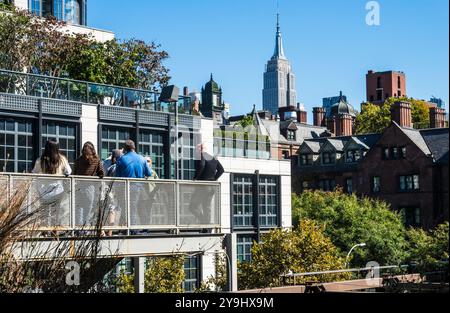 Stier und Einheimische genießen die Highline entlang der Westseite von Manhattan, 2024, New York City, USA Stockfoto