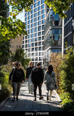 Thomas Heatherwick hat Wohntürme mit Fassfenstern entlang der High Line in W. 18. St., 2023, NYC, USA, entworfen Stockfoto