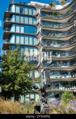 Der High Line Park in West Chelsea ist umgeben von luxuriösen Eigentumswohnungen wie dem Zaha Hadid Gebäude, New York City, 2024, USA Stockfoto