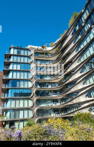 Der High Line Park in West Chelsea ist umgeben von luxuriösen Eigentumswohnungen wie dem Zaha Hadid Gebäude, New York City, 2024, USA Stockfoto