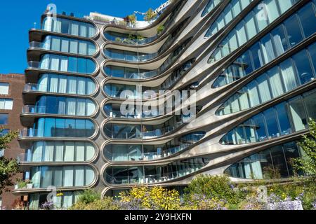 Der High Line Park in West Chelsea ist umgeben von luxuriösen Eigentumswohnungen wie dem Zaha Hadid Gebäude, New York City, 2024, USA Stockfoto