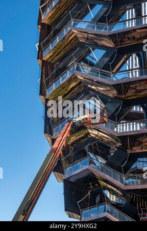 Zur Erhöhung der Sicherheit wird eine Schutzbarriere in der Schiffsstruktur von Hudson Yards installiert, 2024, New York City, USA Stockfoto