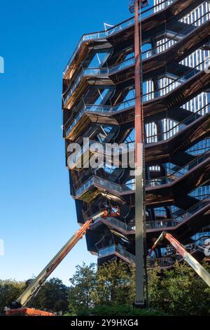 Zur Erhöhung der Sicherheit wird eine Schutzbarriere in der Schiffsstruktur von Hudson Yards installiert, 2024, New York City, USA Stockfoto