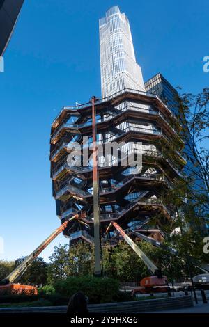 Zur Erhöhung der Sicherheit wird eine Schutzbarriere in der Schiffsstruktur von Hudson Yards installiert, 2024, New York City, USA Stockfoto