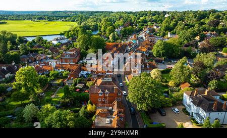 Blick aus der Vogelperspektive auf Wargrave, ein historisches Dorf und eine Zivilpfarrei in Berkshire, England, Großbritannien Stockfoto