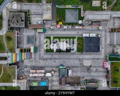 CHENGDU, CHINA - 9. OKTOBER 2024 - Eine 26 Meter lange Skulptur des schwersten Riesenpandas der Welt, mit einem Gewicht von 130 Tonnen, liegt auf dem Boden und hält eine se Stockfoto
