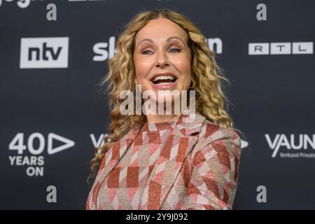 GER, Berlin, Vaunet zum Jubilaeumsevent 40 Jahre Private Medien im Telegraphenamt Berlin, Roter Teppich, im Bild: Katja Burkard, Deutsche Fernsehmoderatorin, 10.10.2024, *** DE, Berlin, Vaunet zur Jubiläumsveranstaltung 40 Jahre private Medien im Telegraphenamt Berlin, Roter Teppich, im Bild Katja Burkard, deutsche Fernsehmoderatorin, 10 10 2024, Copyright: HMBxMedia/UwexKoch Stockfoto