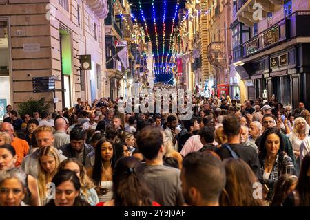 Die Abenddämmerung fällt auf Vallettas Republic Street, während sich Menschenmassen versammeln, um das Notte Bianca Festival zu feiern. Die lebhafte Szene zeigt die lebhafte Atmosphäre, h Stockfoto