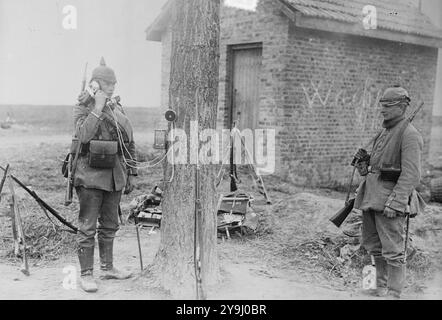 Deutscher Soldat im Feld bei der Telefoninstallation. Foto deutscher Soldaten aus dem 1. Weltkrieg, um 1915-1918 Stockfoto