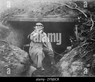 Deutscher Soldat im Graben auf dem Schlachtfeld am Telefon VIintage WWI Foto deutscher Soldaten, um 1915-1918 Stockfoto