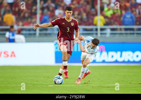 MATURIN, VENEZUELA - 10. OKTOBER: Yordan Osorio aus Venezuela treibt den Ball und Julian Alvarez aus Argentinien während des Qualifikationsspiels zwischen Venezuela und Argentinien zur FIFA-Weltmeisterschaft 2026 im Estadio Monumental de Maturin am 10. oktober 2024 in Maturin, Venezuela. Foto: Luis Morillo/Alamy Live News Stockfoto