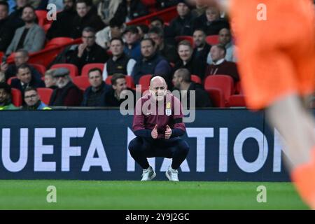 Interim Manager Lee Carsley (Interim Manager England) gibt Gesten während des Gruppenspiels der UEFA Nations League B, Gruppe 2 zwischen England und Griechenland im Wembley Stadium, London am Donnerstag, den 10. Oktober 2024. (Foto: Kevin Hodgson | MI News) Credit: MI News & Sport /Alamy Live News Stockfoto